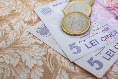 Leul se prăbușește! Euro și dolarul ating noi maxime, românii tremură la curs!