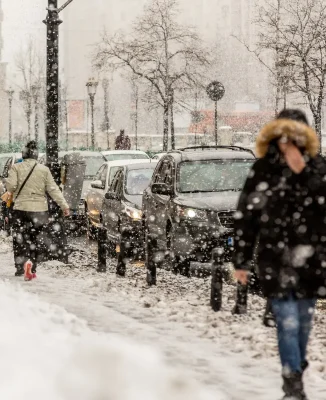 Adio, soare! Temperaturile se prăbușesc cu 15 grade și revin ninsorile. Vezi unde lovește urgia albă de mâine!