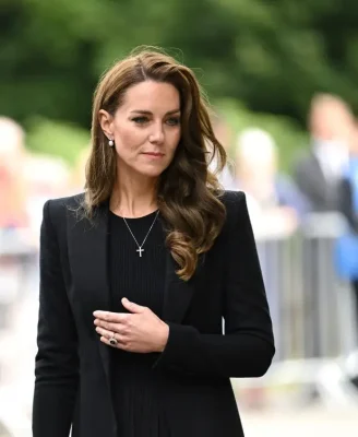 S-a aflat ce ascunde Kate Middleton sub pantofi! Detaliul observat de toți când Prințesa s-a descălțat în public