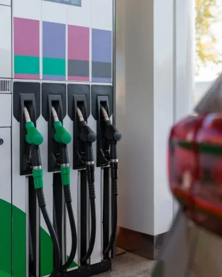 Vestea zilei pentru toți șoferii! Unde a ajuns benzina să coste 8,15 lei azi, 11 martie. Lista completă a prețurilor