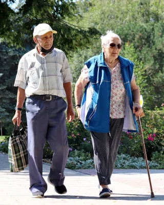 Vestea momentului pentru milioane de români! Cine sunt cei care ies la pensie cu 10 ani mai devreme și iau bani în plus