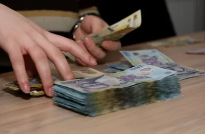 Banii intră pe card în două tranșe! Pensionarii care primesc 1000 de lei de la stat. Cine sunt norocoșii