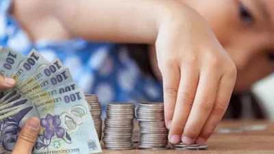 Banii intră mai devreme pe card! Anunț pentru milioane de părinți: Când se plătesc alocațiile în martie 2026
